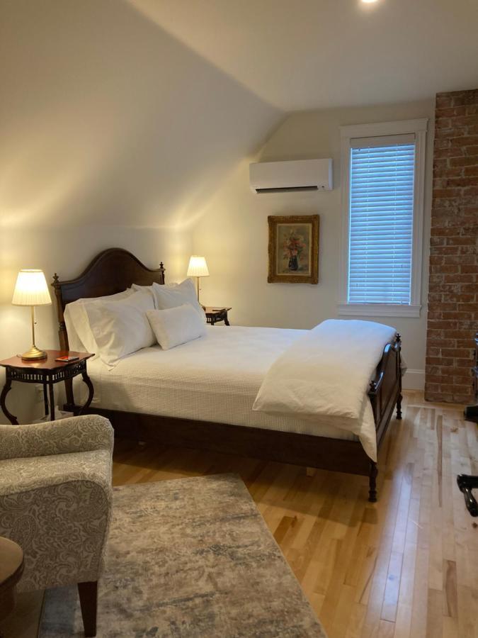The Red House Fredericton B&B 외부 사진