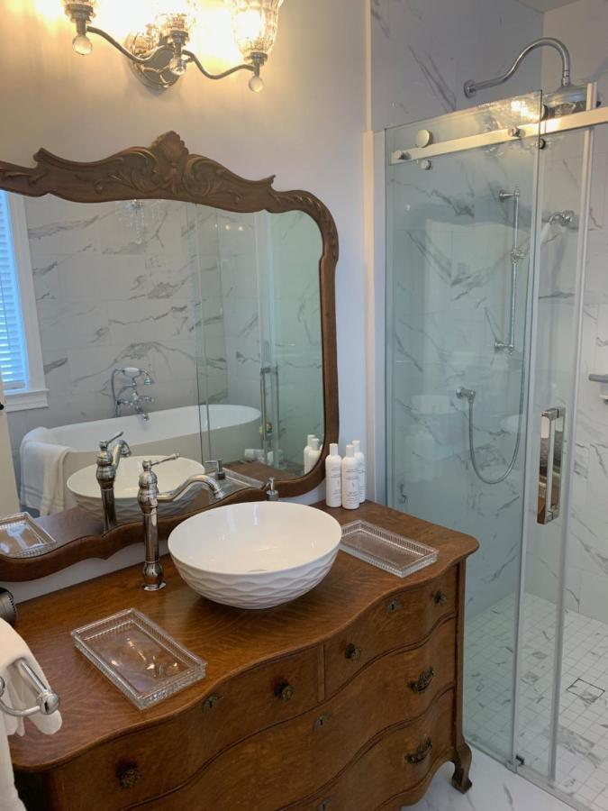 The Red House Fredericton B&B 외부 사진