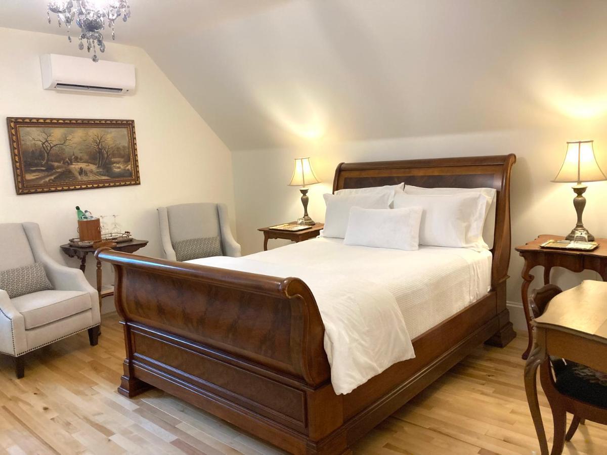 The Red House Fredericton B&B 외부 사진