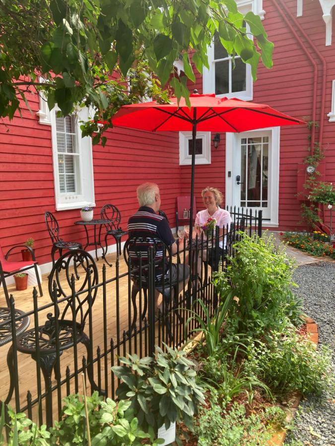 The Red House Fredericton B&B 외부 사진