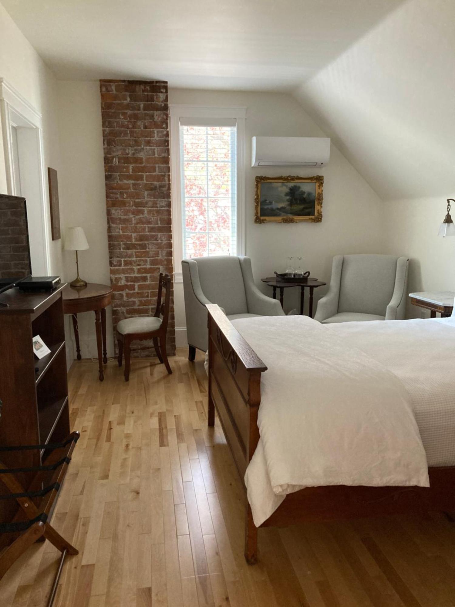 The Red House Fredericton B&B 외부 사진