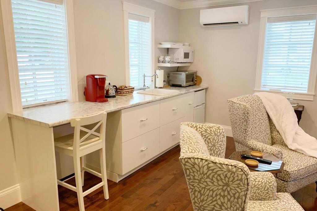 The Red House Fredericton B&B 외부 사진